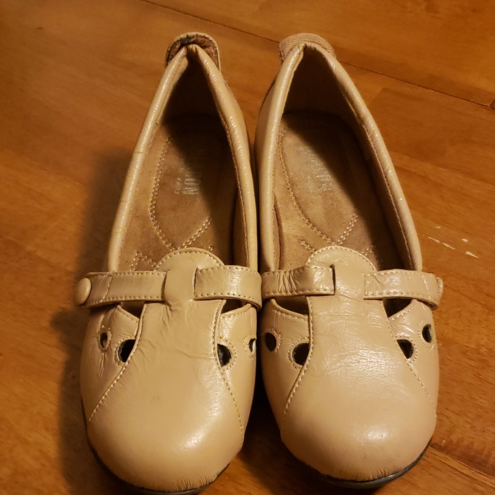 Ladies wide flat shoes